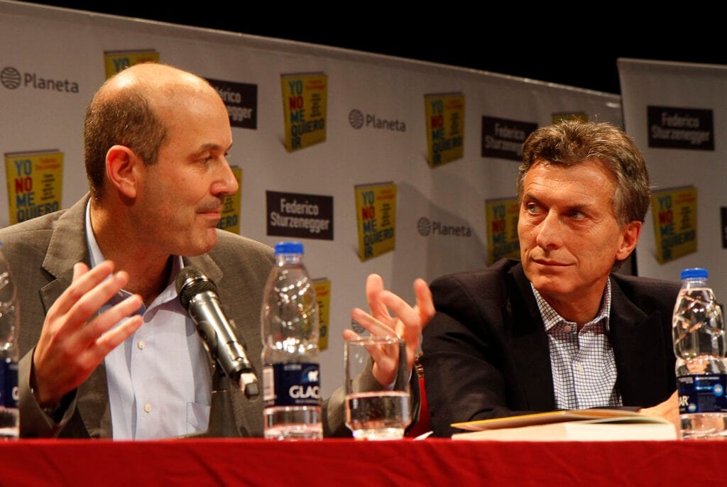 Ciudad Autónoma de Buenos Aires. Junio 4 de 2013. Mauricio Macri y Federico Sturzenegger presentan el libro "YO NO ME QUIERO IR -Claves y razones para apostar por la Argentina".