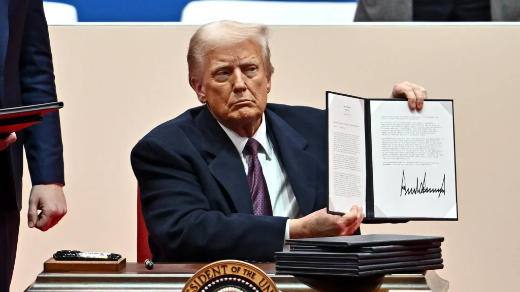 El Presidente de Estados Unidos, Donald Trump, en la asunción de su segunda presidencia, mostrando una orden ejecutiva.