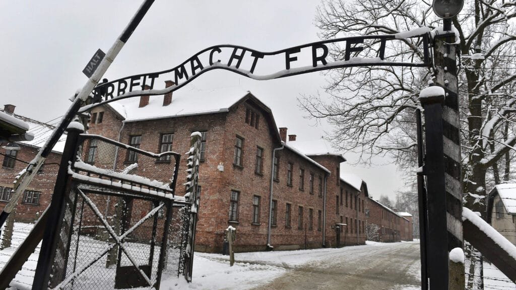 La entrada al ex campo de concentración de Auschwitz en un día de nieve.