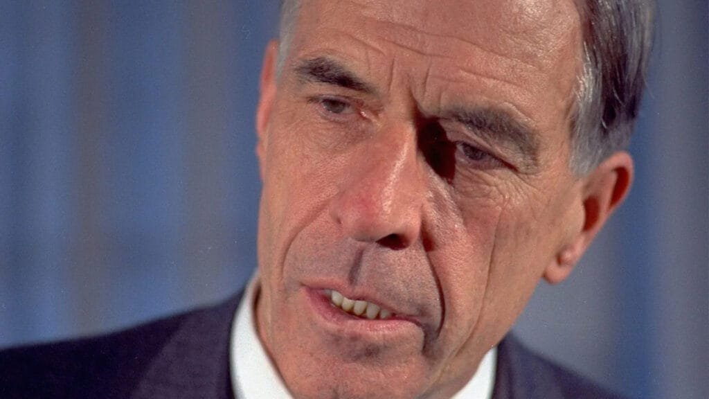 John Kenneth Galbraith, economista canadiense y ex Embajador de los Estados Unidos en la India.