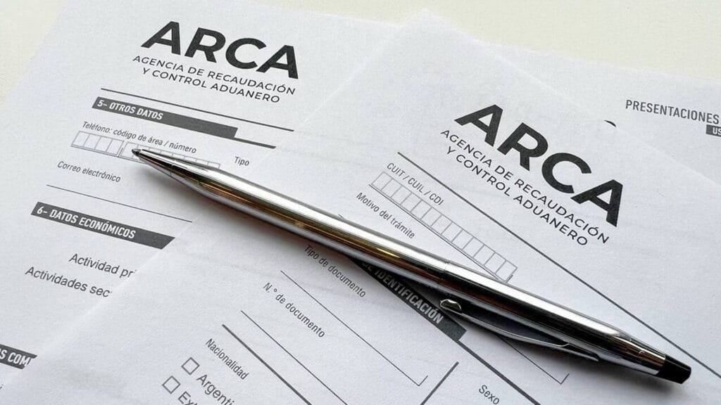 Hojas con formularios de ARCA, Agencia de Recaudación y Control Aduanero.
