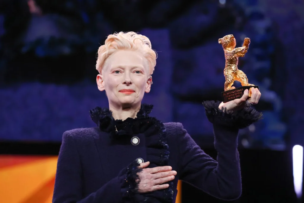 Tilda Swinton recibe el Oso de Oro.