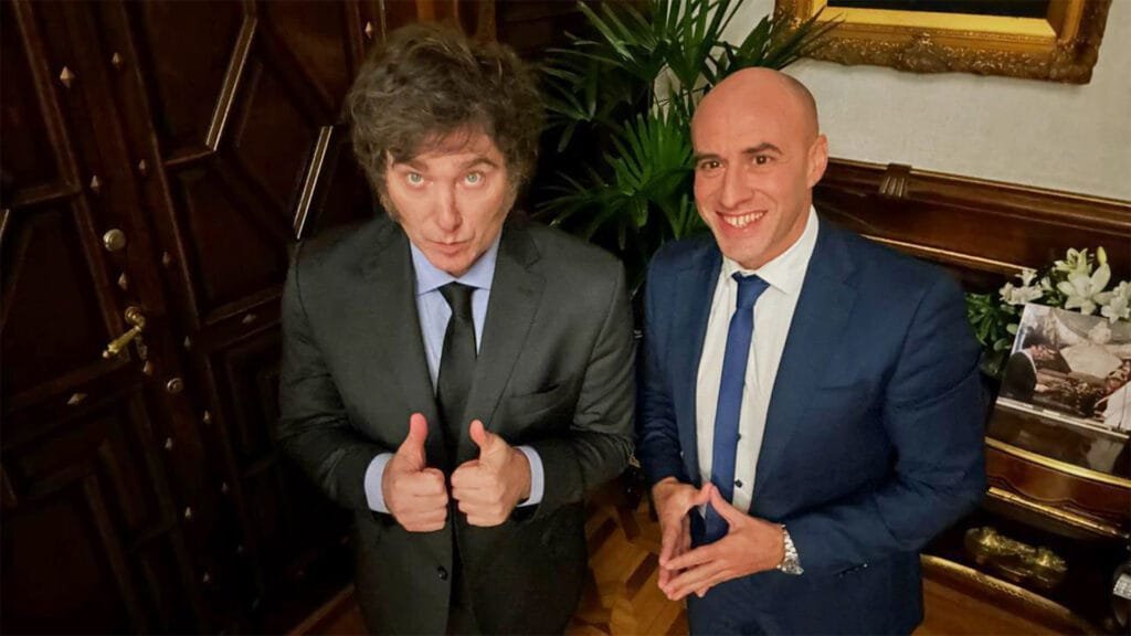El Presidente de la Nación Argentina, Javier Milei, y el periodista de La Nación, Esteban Trebucq.