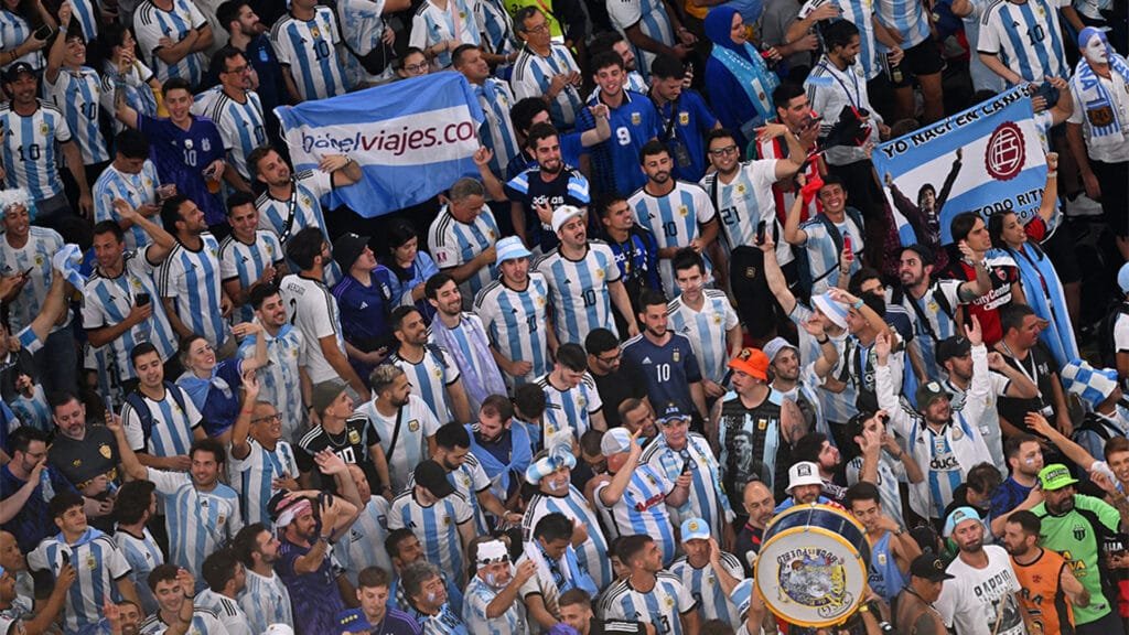Una hinchada en la tribuna de un estadio, durante un partido de fútbol de Argentina.