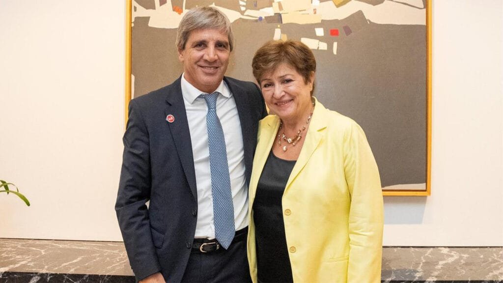 Luis Caputo, ministro de Economía, y Kristalina Georgieva, directora gerente​ del Fondo Monetario Internacional