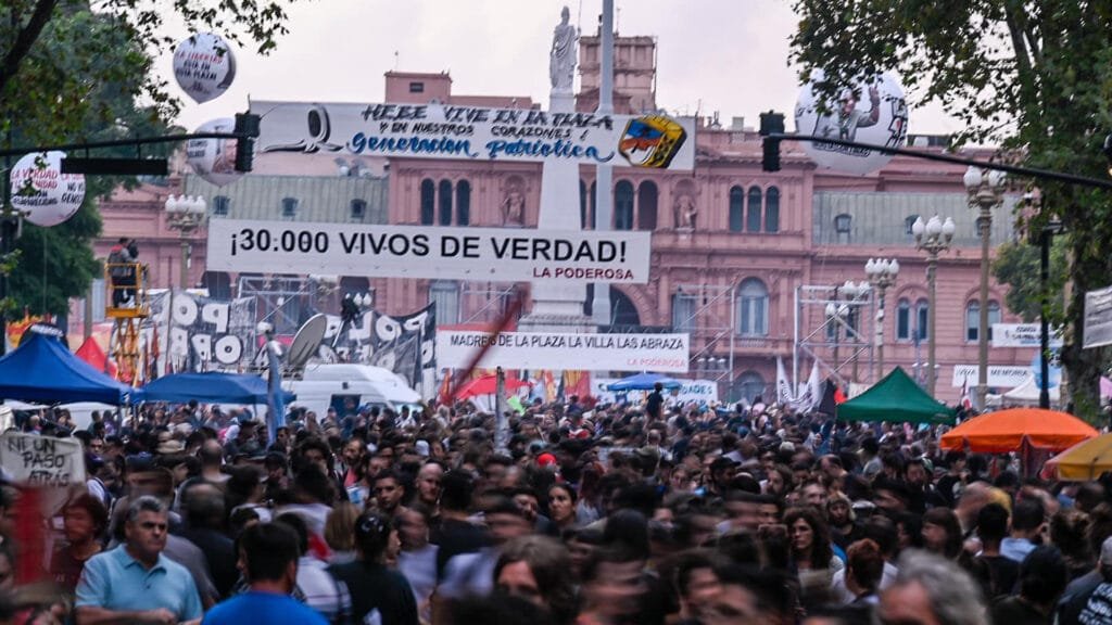 Una multitud marchó hacia Plaza de Mayo el 24 de marzo de 2025.