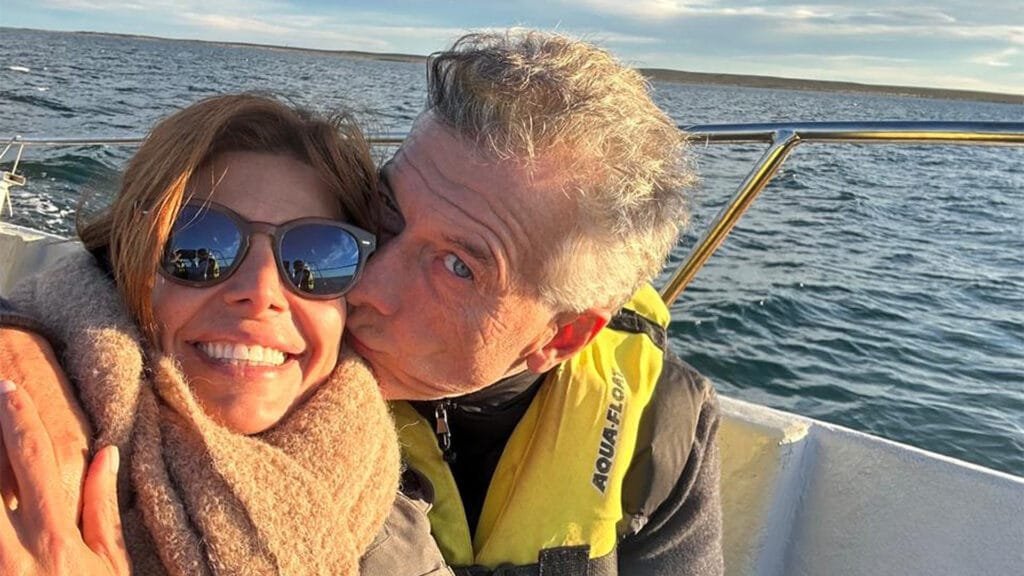 Mauricio Macri, expresidente de la Nación, y Juliana Awada, su esposa, se sacan una selfie en una lancha en Bahía Bustamante.