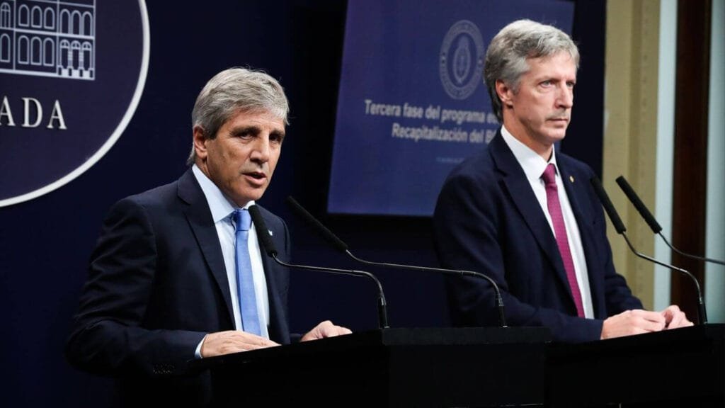 Luis Caputo, ministro de Economía, y Santiago Bausili, presidente del Banco Central, en una conferencia de prensa