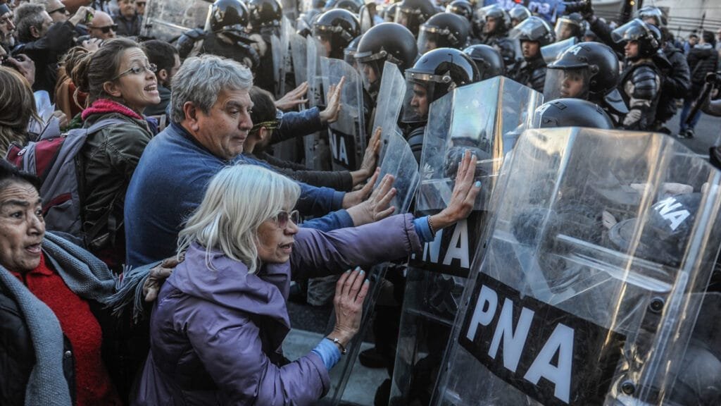 Policía reprime a jubilados