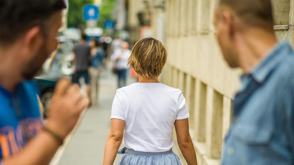 Hombres piropo mujer calle