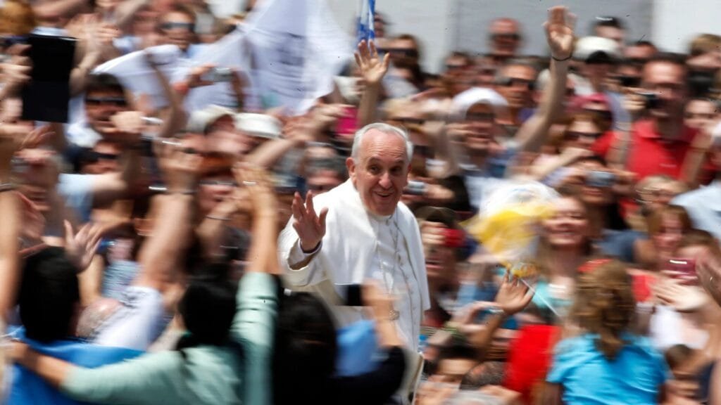 Papa Francisco entre una multitud de gente