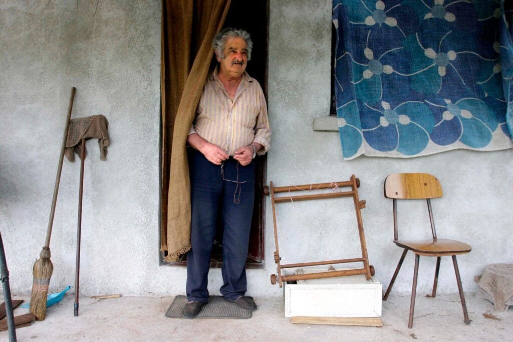Pepe Mujica en la puerta de su casa