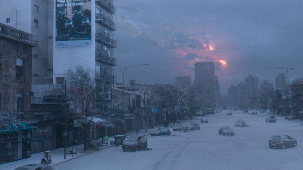 Imagen de la serie El Eternauta. Una calle llena de nieve y luces rojas en el cielo