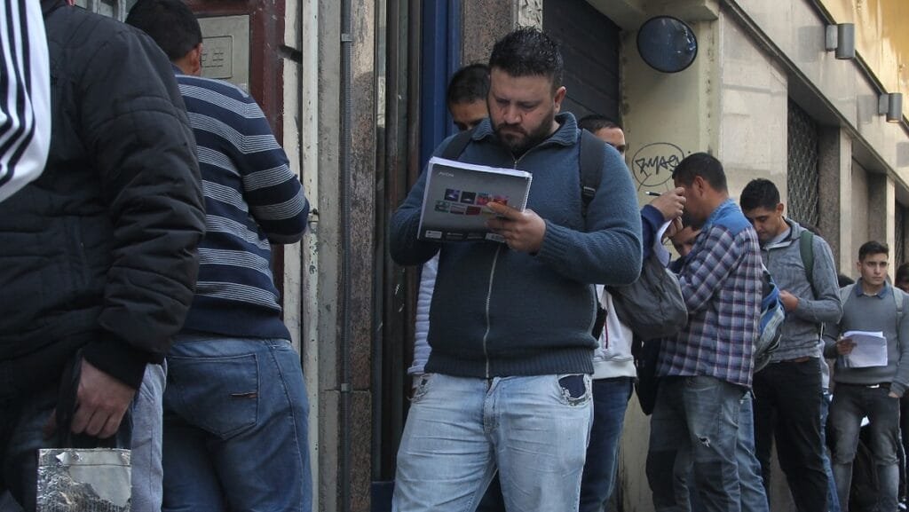 Fila de desocupados búsqueda laboral
