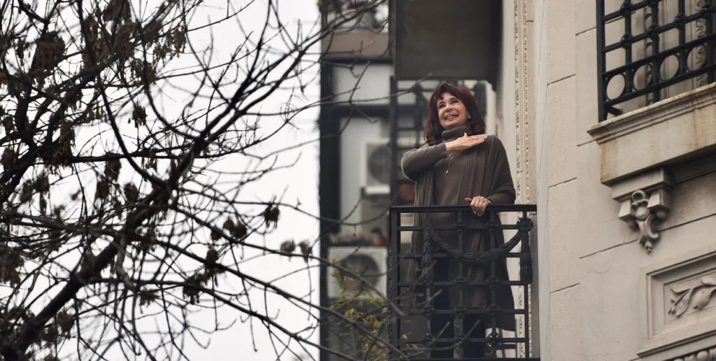 Cristina Fernández de Kirchner saluda desde el balcón de su casa