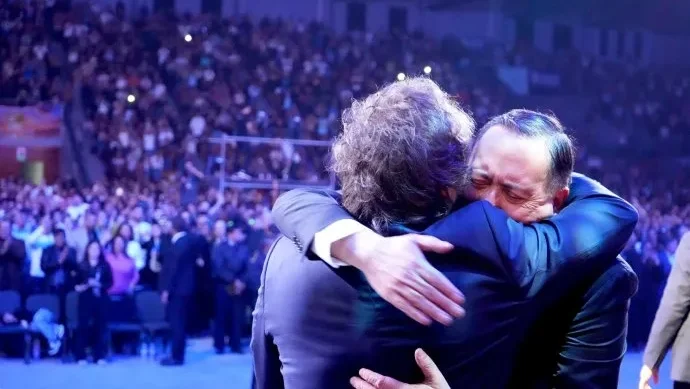 Milei abrazo pastor Jorge Ledesma en la inauguración del templo “Portal del Cielo” en Resistencia Chaco