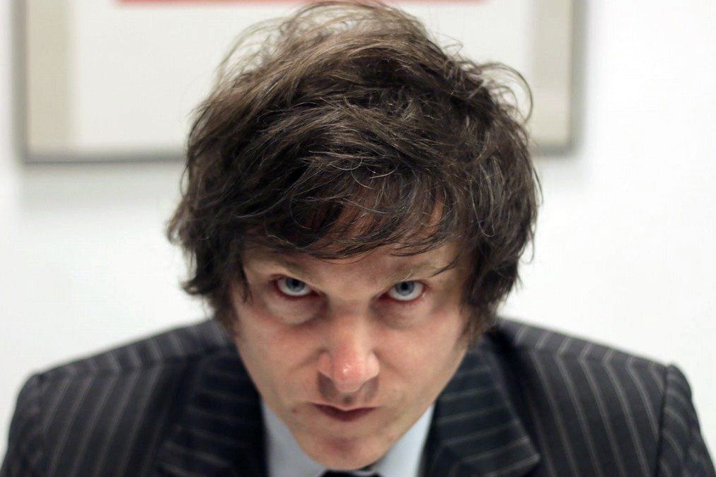 Milei quiere que lo quieran, con o sin aura